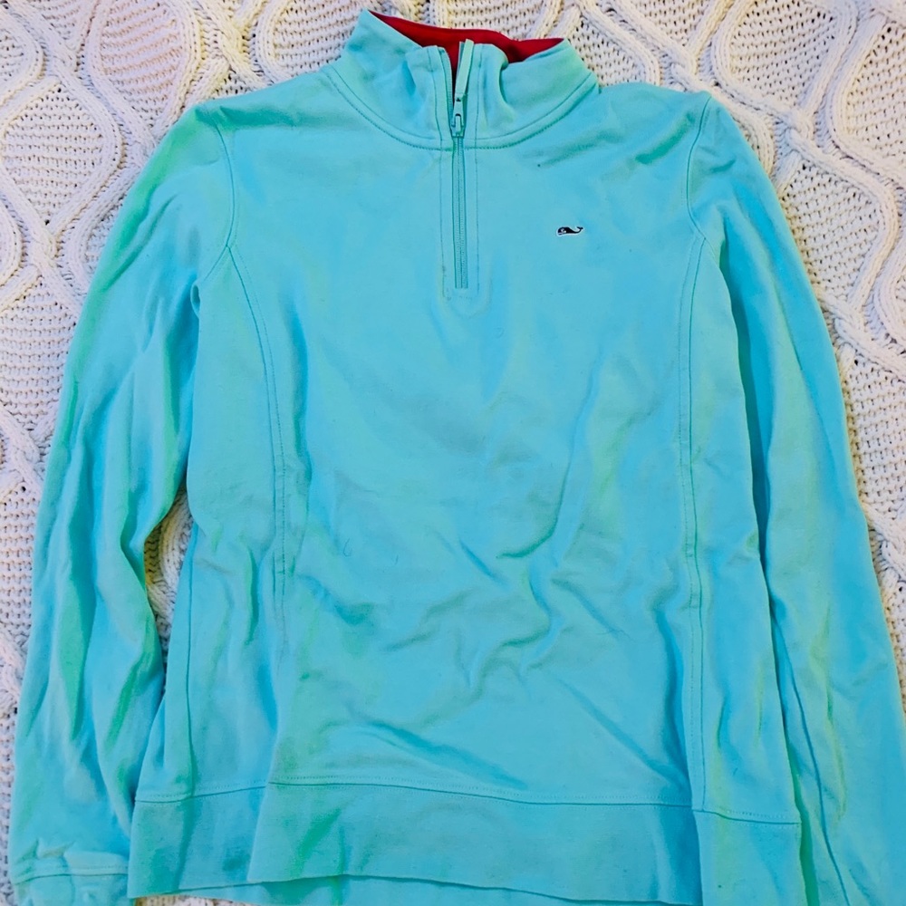 Women’s Lightweight Vineyard Vines Sweatshirt.